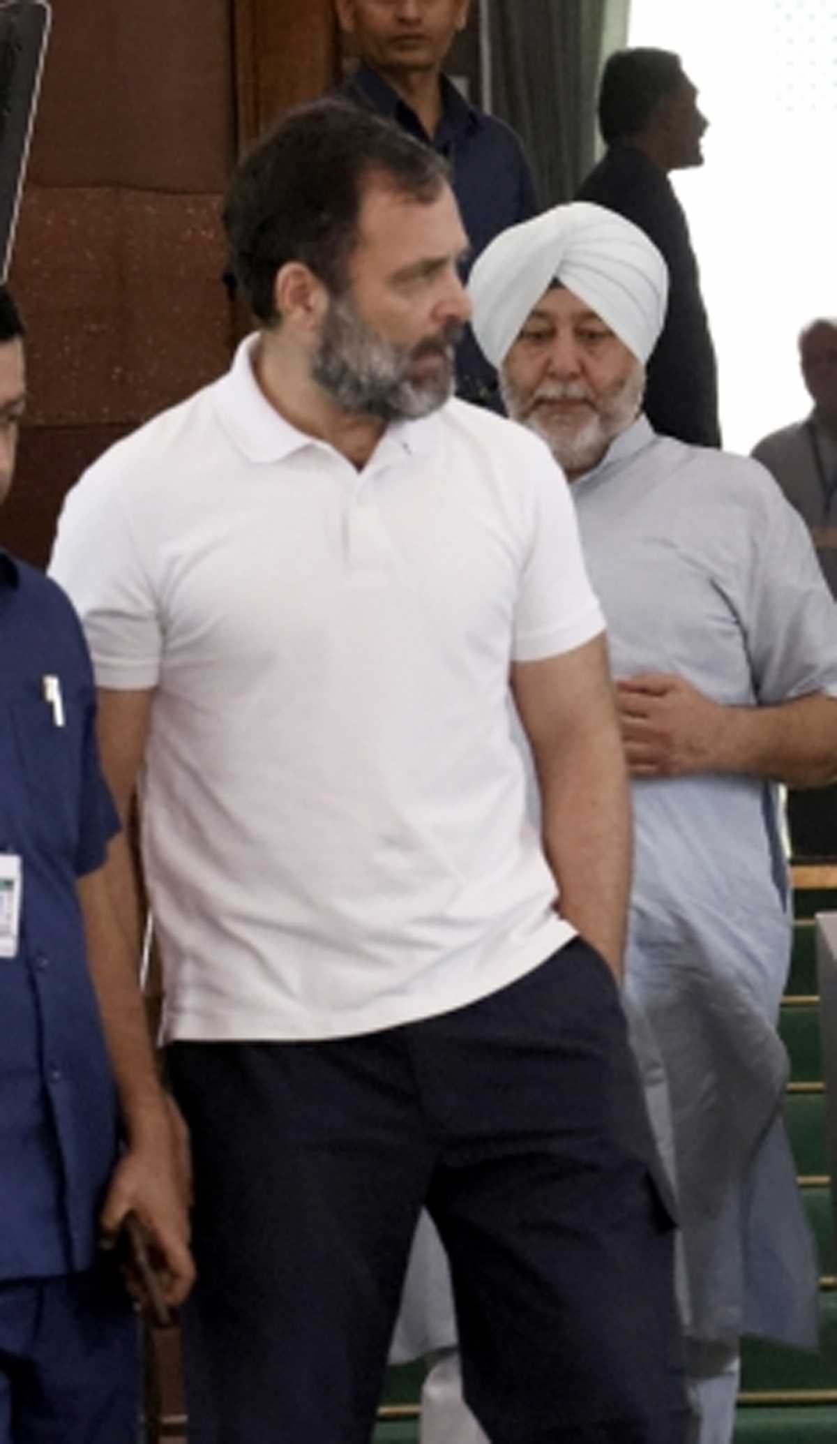 अयोग्यता पर विशेषज्ञों ने कहा- राहुल सजा पर रोक लगवाएं, लोकसभा अधिसूचना को चुनौती दें